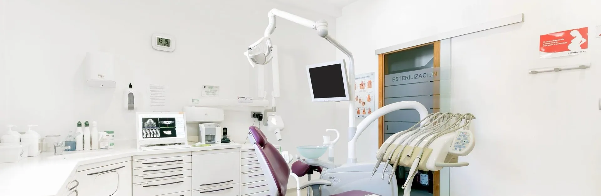 Gabinete de Enamel Clínica Dental con el sillón morado y el equipo dental preparado